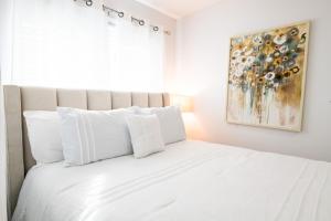 Un pat sau paturi într-o cameră la The Jeffrey Martin By Avada Properties +16 fotografii