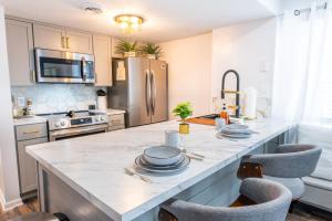 O bucătărie sau chicinetă la The Jeffrey Martin By Avada Properties