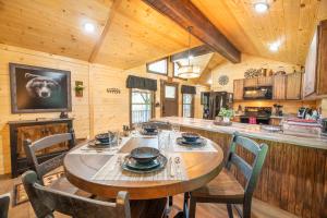 Nhà bếp/bếp nhỏ tại Tennessee Dream By Avada Properties