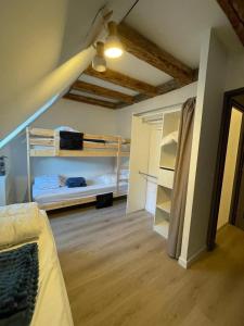 a bedroom with bunk beds in a room with a ceiling at Maison spacieuse à Guchen avec jardin et barbecue in Guchen +12 photos