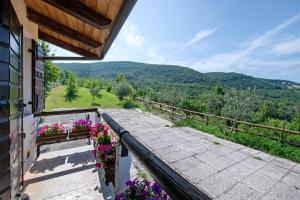a balcony with flowers on the side of a house at Casa delle Delizie in SantʼAmbrogio di Valpolicella