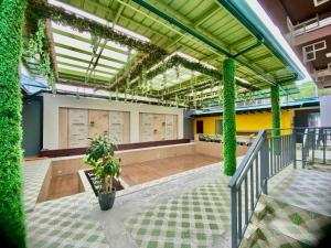 a large room with green ivy on the walls at Famous Maple Hotel in Angeles