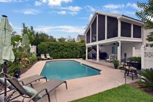 una piscina nel cortile di una casa di Coral Reef Cottage a Saint Simons Island