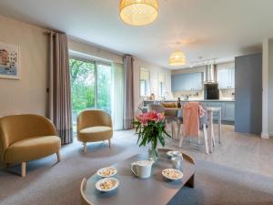Η κουζίνα ή μικρή κουζίνα στο 2 Bed in St. Mellion 87714