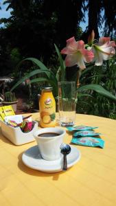 un tavolo giallo con una tazza di caffè e una bevanda di Hotel Due Fontane a Casalpusterlengo