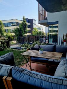 Posezení v ubytování Apartment with Green Terrace and Free Parking