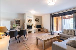 a living room with a couch and a table at Maison Liz in Castelnaud La Chapelle
