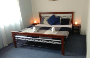 1 dormitorio con 1 cama grande con almohadas azules en Prague 7days Apartments - FREE PARKING, en Praga