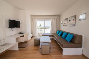 TV a/nebo společenská místnost v ubytování Aequora Lanzarote Suites
