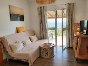salon z kanapą i stołem w obiekcie Tarifa-Blick auf Afrika, Haus am Meer, Haustiere erlaubt w mieście Tarifa