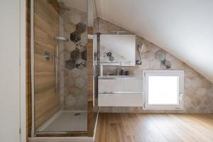 un baño con ducha y lavabo en Giorgi Design Homes I, en Bolonia 162 fotos más