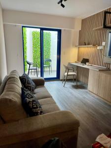 een woonkamer met een bank en een tafel met stoelen bij Beautiful cozy apartment in Cuzco