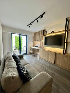 een woonkamer met een bank en een flatscreen-tv bij Beautiful cozy apartment in Cuzco