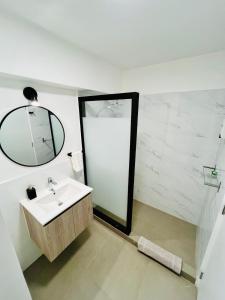 een badkamer met een wastafel en een spiegel bij Beautiful cozy apartment in Cuzco +18 foto's