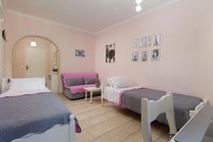 a bedroom with two beds and a couch at Villa Caterina in Ýpsos