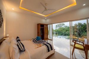 Postel nebo postele na pokoji v ubytování Radiance Ocean View Private Villas Lembongan