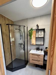 un baño con ducha y lavabo en BalanceBay Zatoka Równowagi, en Gorzewo