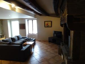 ein Wohnzimmer mit Sofa und Fernseher in der Unterkunft Gîte Aronde in Roz-sur-Couesnon