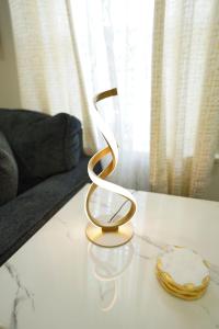 un trofeo d'oro su un tavolo in soggiorno di Modern Luxe Retreat -Heart of Chesterfield a Richmond