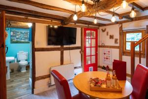 Μια τηλεόραση ή/και κέντρο ψυχαγωγίας στο Soldiers Cottage, with HOT TUB, dog friendly, great views