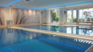 Swimmingpoolen hos eller tæt på Suite 13 - Appartementresidenz am Kurpark - Mit Blick in den Kurpark