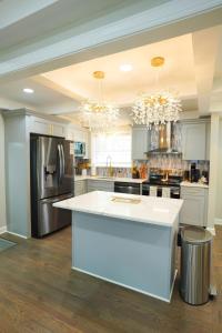 una cucina con piano di lavoro bianco e frigorifero di Modern Luxe Retreat -Heart of Chesterfield a Richmond