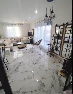 a living room with a marble floor at Proche Paris, Aéroports Roissy Charles de Gaulle, Bourget, Parc des Expositions Villepinte in Arnouville-lès-Gonesse