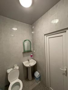 un bagno con un water e un lavandino di Tsisa House a Kvariati