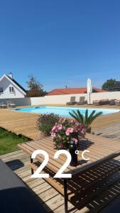 Un cartel en una terraza de madera junto a una piscina. en Beautiful gem in a quiet setting, en Svendborg