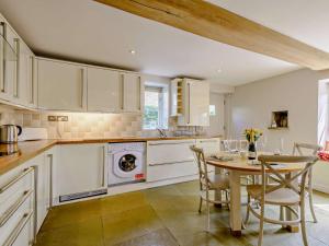 Η κουζίνα ή μικρή κουζίνα στο 2 Bed in Lightcliffe 83521 +4 φωτογραφίες