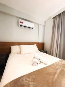a hotel room with a bed with towels on it at SouIcaraí by Housi in Niterói
