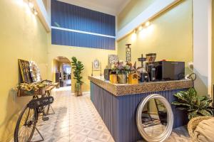 Příslušenství pro přípravu čaje a kávy v ubytování 113 Yellow House Hostel + 24 fotografií