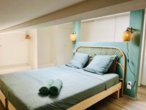 ヴィルフランシュ・ド・ロラゲにあるL'escale cocoon - cozy and relaxingのベッドルーム1室(青い壁のベッド1台付)