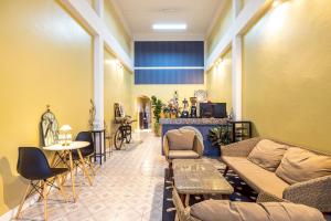 Posezení v ubytování 113 Yellow House Hostel