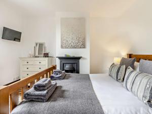 a bedroom with a bed with towels on it at 2 Bed in Oswestry 76537 in Gobowen