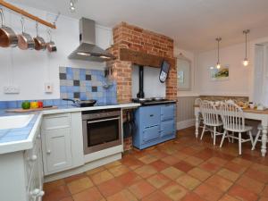 Kuchyň nebo kuchyňský kout v ubytování 3 Bed in Burton Bradstock 64947