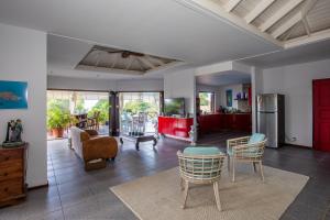 a large living room with chairs and a kitchen at Piscadera Bay Resort 18 in Willemstad
