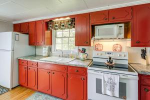 Η κουζίνα ή μικρή κουζίνα στο Near Blue Ridge Parkway Galax Home with Mtn Views!