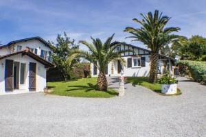 a house with palm trees in front of it at Villa Yoda in Saint-Jean-de-Luz