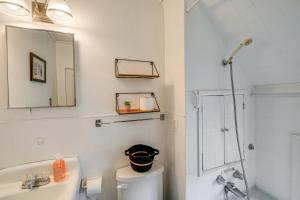 Ένα μπάνιο στο Near Blue Ridge Parkway Galax Home with Mtn Views! +28 φωτογραφίες