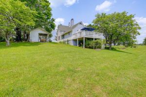 Κήπος έξω από το Near Blue Ridge Parkway Galax Home with Mtn Views!