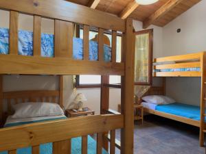 Dimora Cala-Vista في توري دي كورساري: غرفة نوم مع أسرة بطابقين في منزل