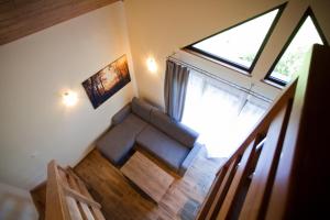 an overhead view of a room with a couch and a window at Domek na Zielonym Wzgórzu in Wisła