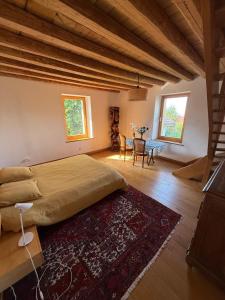内顿斯Séjour paisible près de Genève的带一张大床和一张桌子的卧室