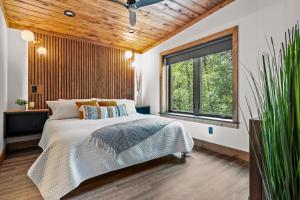 a bedroom with a large bed and a window at Luxe 634 By Avada Properties in Pigeon Forge