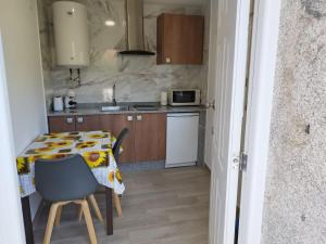 una piccola cucina con tavolo e sedia di Casa do Corgo a Bubaces