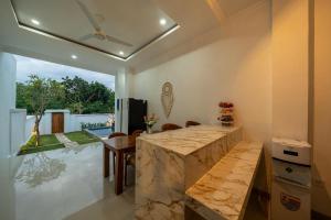 TV a/nebo společenská místnost v ubytování Radiance Ocean View Private Villas Lembongan