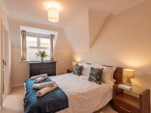 Una cama o camas en una habitación de 3 Bed in Swanage 83794