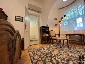 バラトンアカラッチャにある100 éves házのベッドとテーブルと窓のある寝室 +36枚の写真