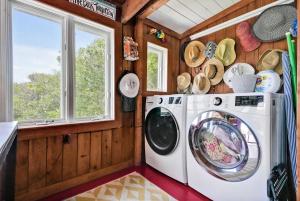 Ảnh trong thư viện ảnh của Original 1945 Cottage on 6 Very Private Acres ở Oak Island